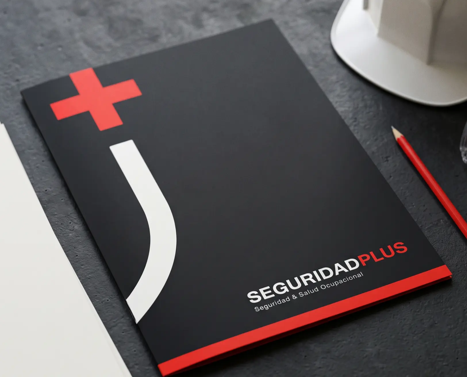 Aplicación del isologo de SeguridadPlus en papelería, uniforme y casco de seguridad